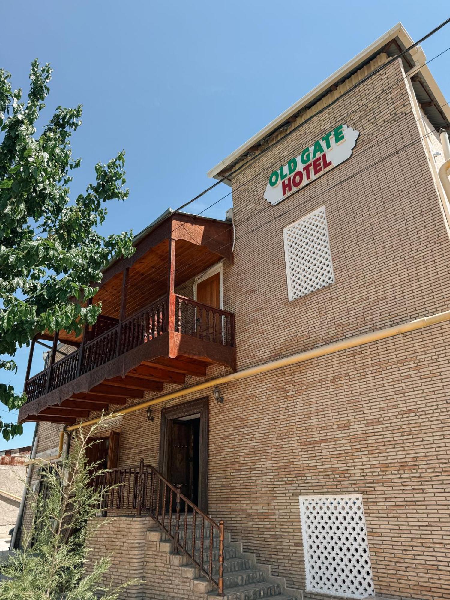 בוקורו Old Gate Family Guest House מראה חיצוני תמונה