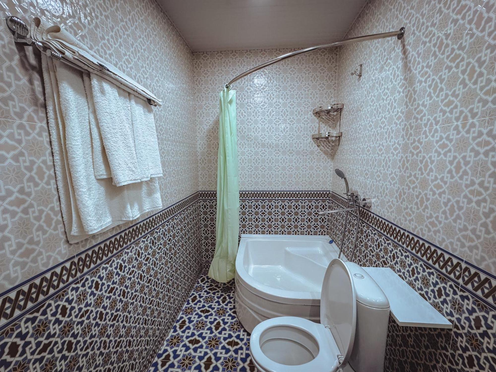 בוקורו Old Gate Family Guest House מראה חיצוני תמונה
