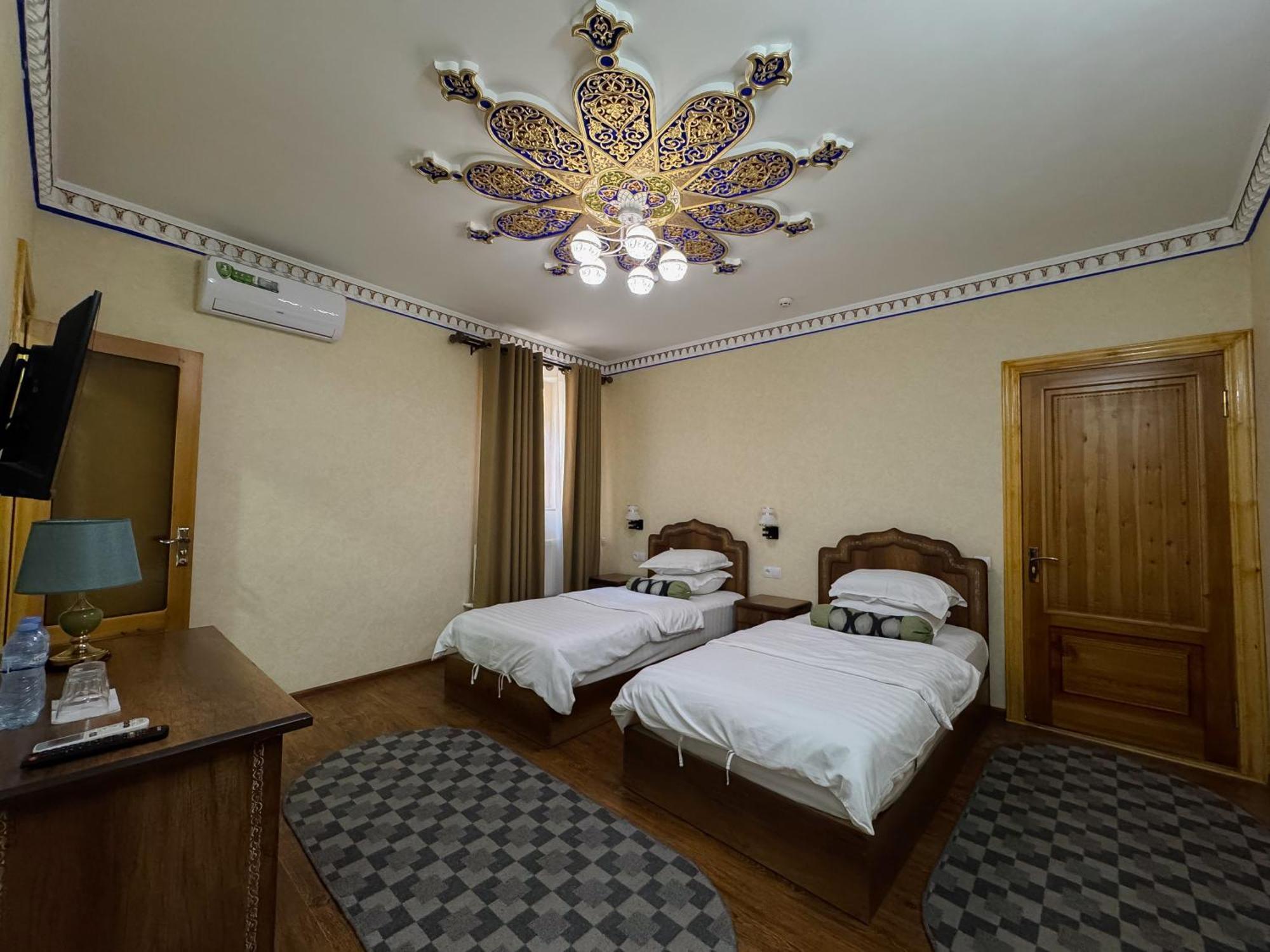 בוקורו Old Gate Family Guest House מראה חיצוני תמונה