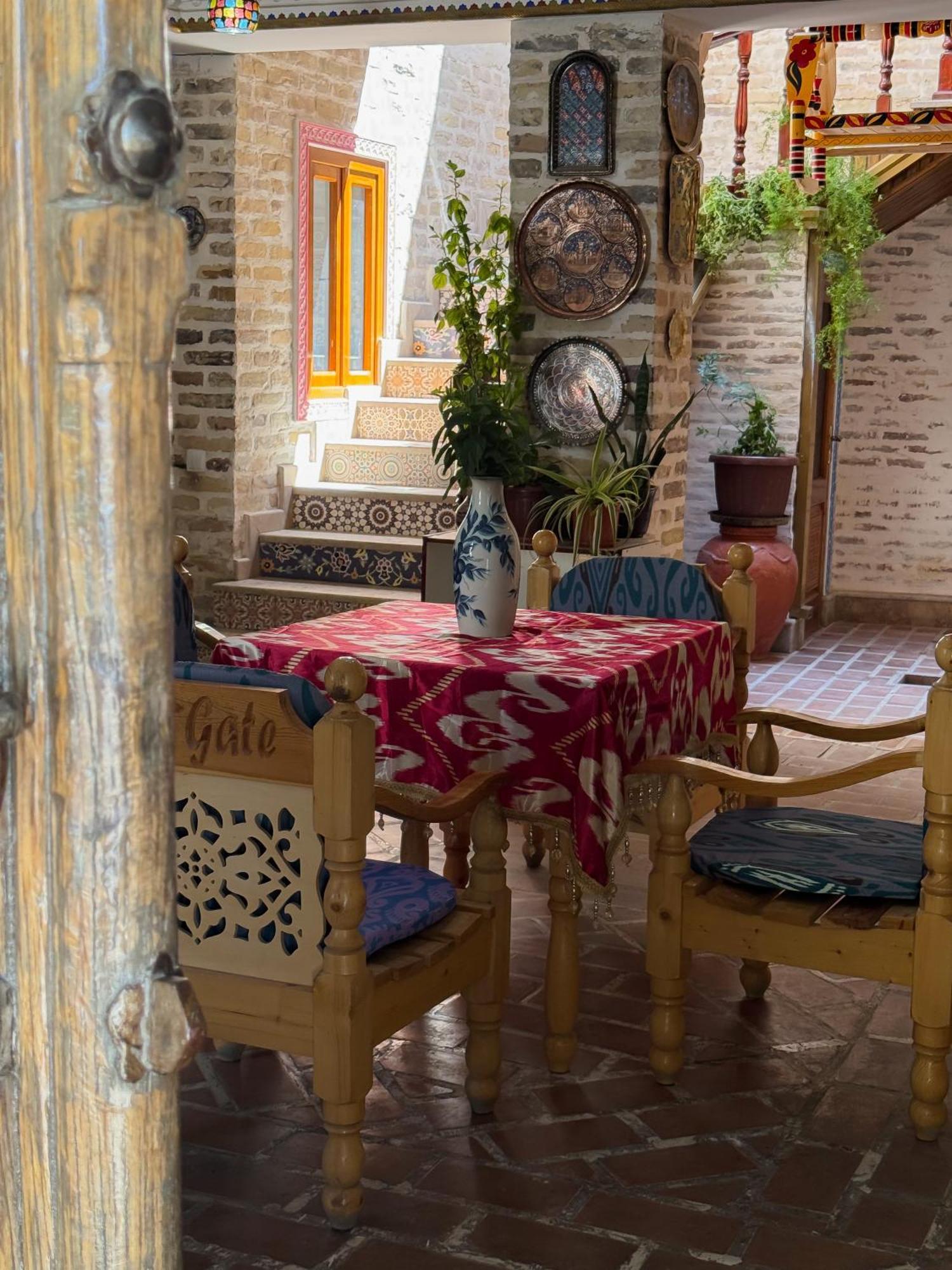 בוקורו Old Gate Family Guest House מראה חיצוני תמונה