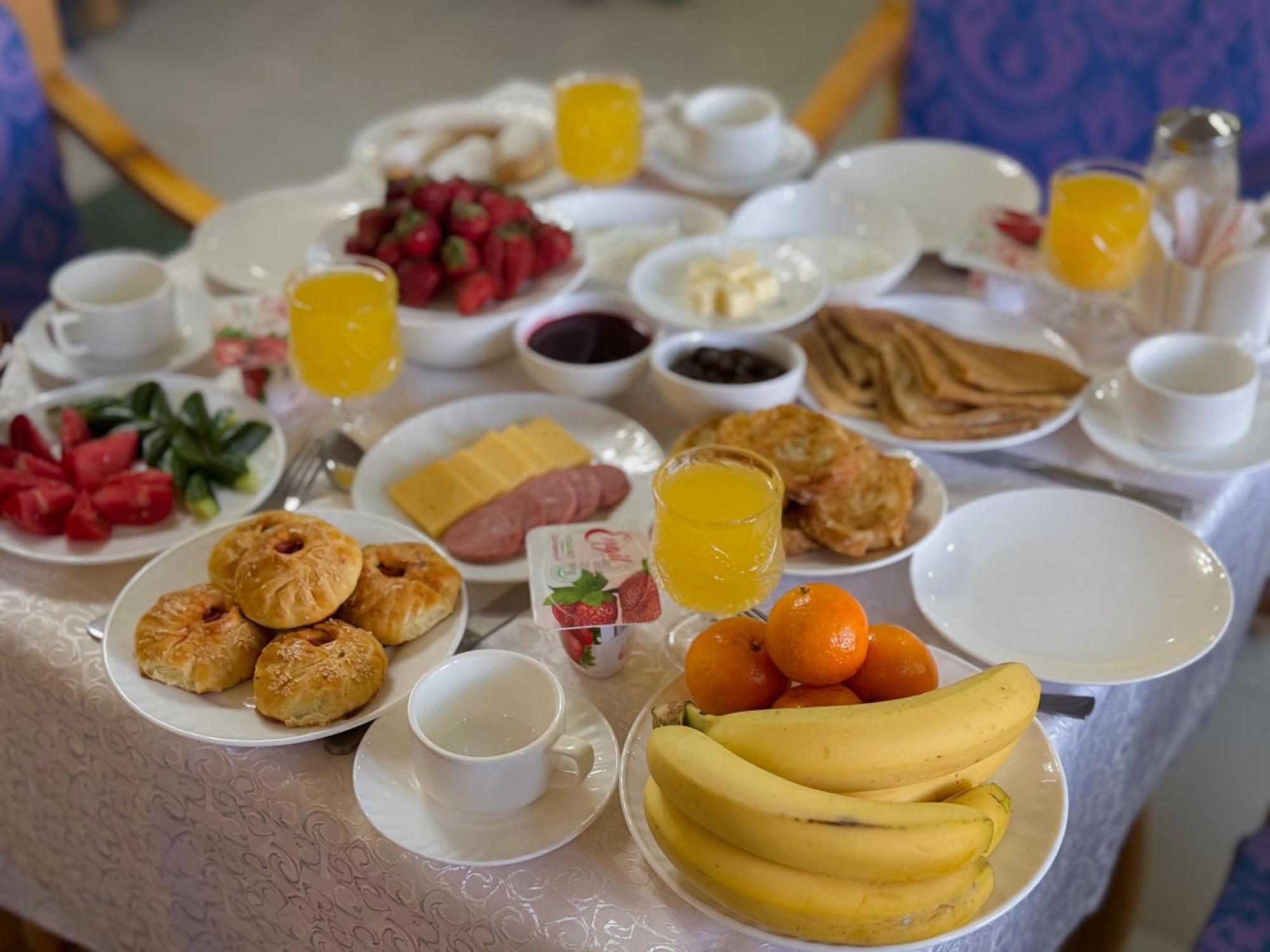 בוקורו Old Gate Family Guest House מראה חיצוני תמונה