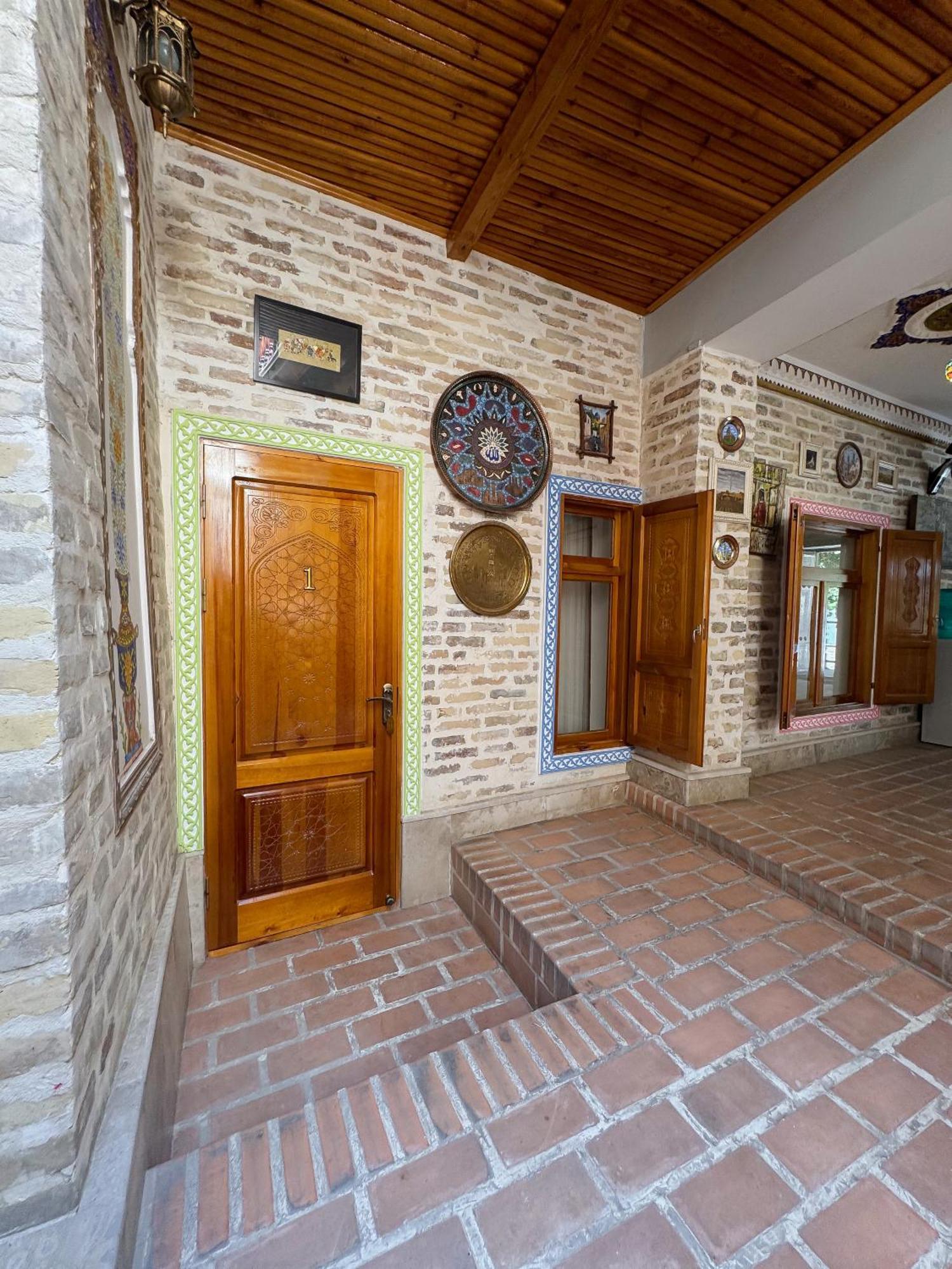 בוקורו Old Gate Family Guest House מראה חיצוני תמונה