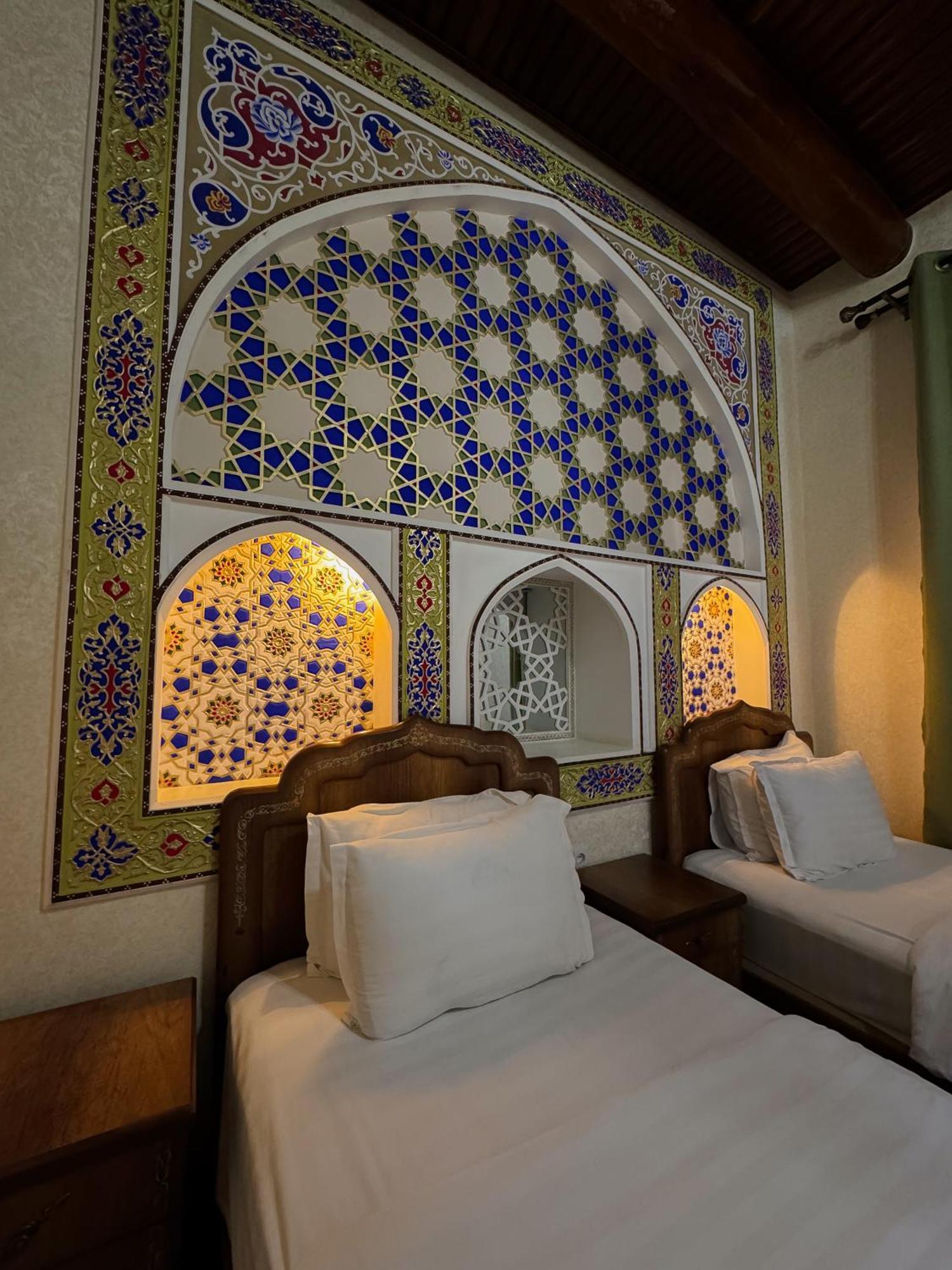 בוקורו Old Gate Family Guest House מראה חיצוני תמונה