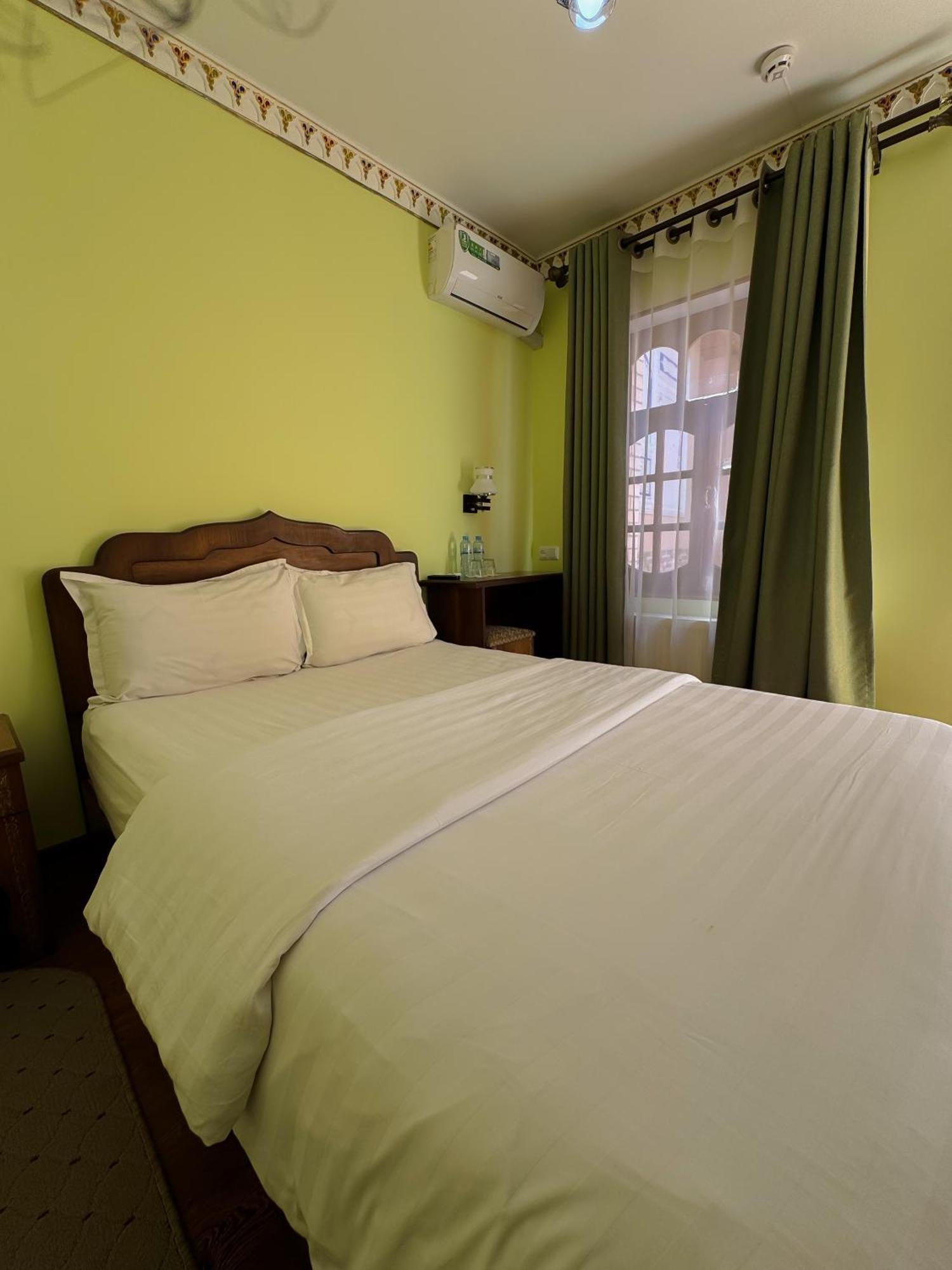 בוקורו Old Gate Family Guest House מראה חיצוני תמונה