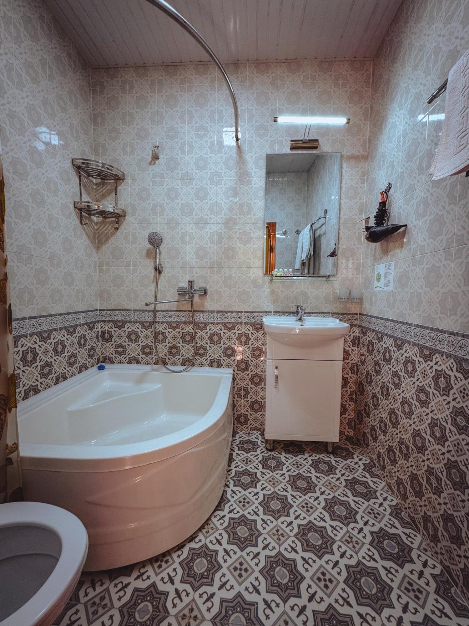 בוקורו Old Gate Family Guest House מראה חיצוני תמונה