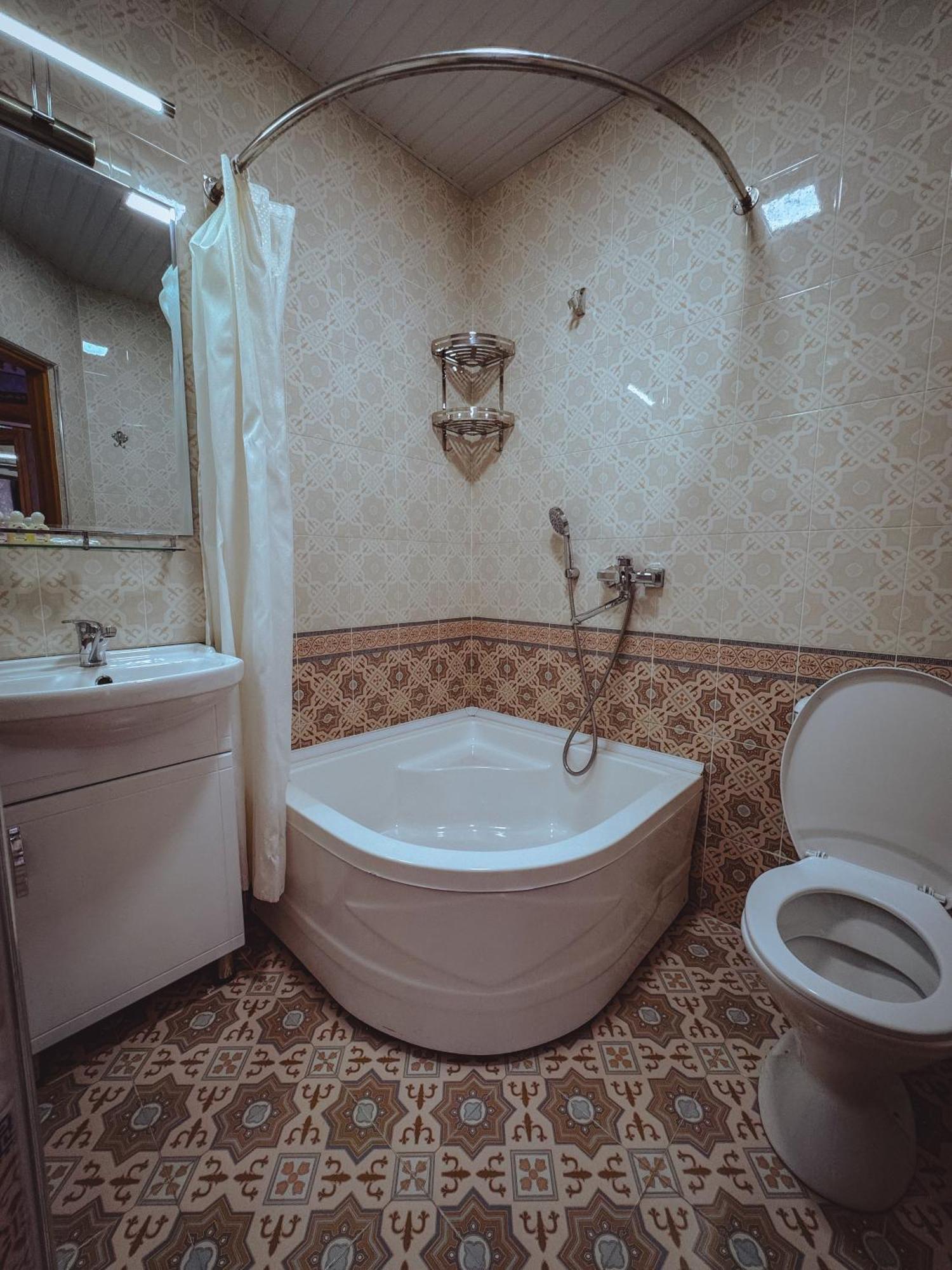 בוקורו Old Gate Family Guest House מראה חיצוני תמונה
