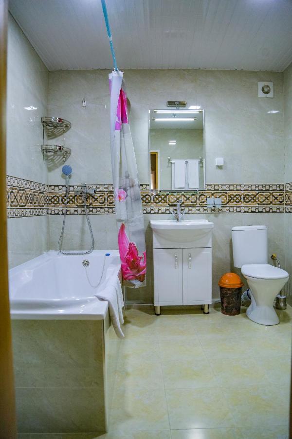 בוקורו Old Gate Family Guest House מראה חיצוני תמונה