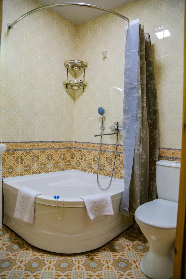בוקורו Old Gate Family Guest House מראה חיצוני תמונה